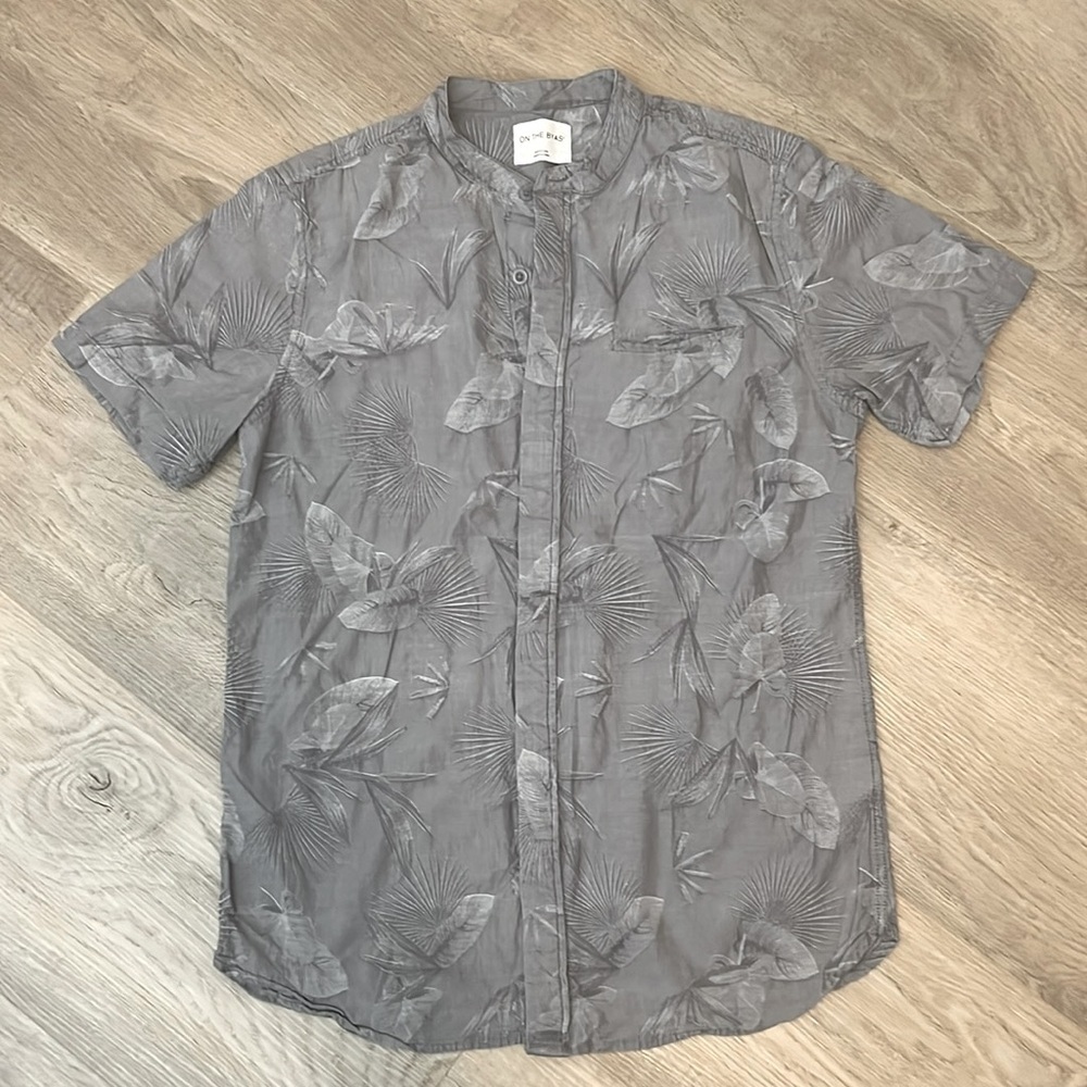 Men’s On The Byas Grey Textured Floral Pattern 100% Cotton Short Sleeve Shirt